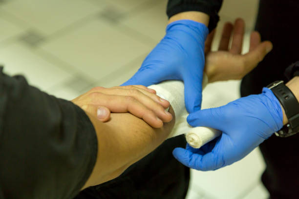 Fisioterapeuta vendando la muñeca de un opositor a Mossos d'Esquadra tras una lesión en el entrenamiento