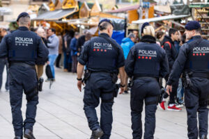 Agentes de Mossos d'Esquadra patrullando a pie en una zona comercial de Barcelona