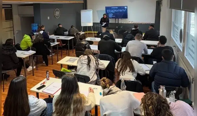 Grupo de opositores a Mossos d'Esquadra en clase preparando la convocatoria en la academia OPOCME