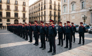 Formación de agentes de Mossos d'Esquadra en la Plaza Sant Jaume de Barcelona representando las nuevas plazas garantizadas hasta 2030