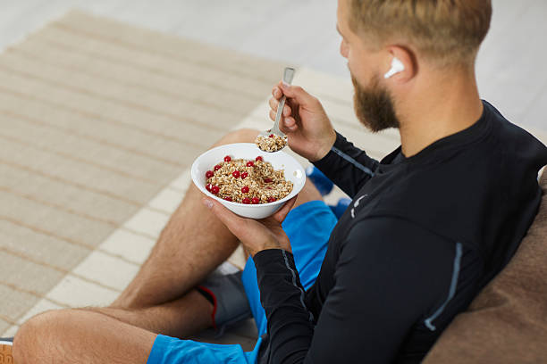 Opositor a Mossos d'Esquadra comiendo avena con frutas rojas antes de las pruebas físicas